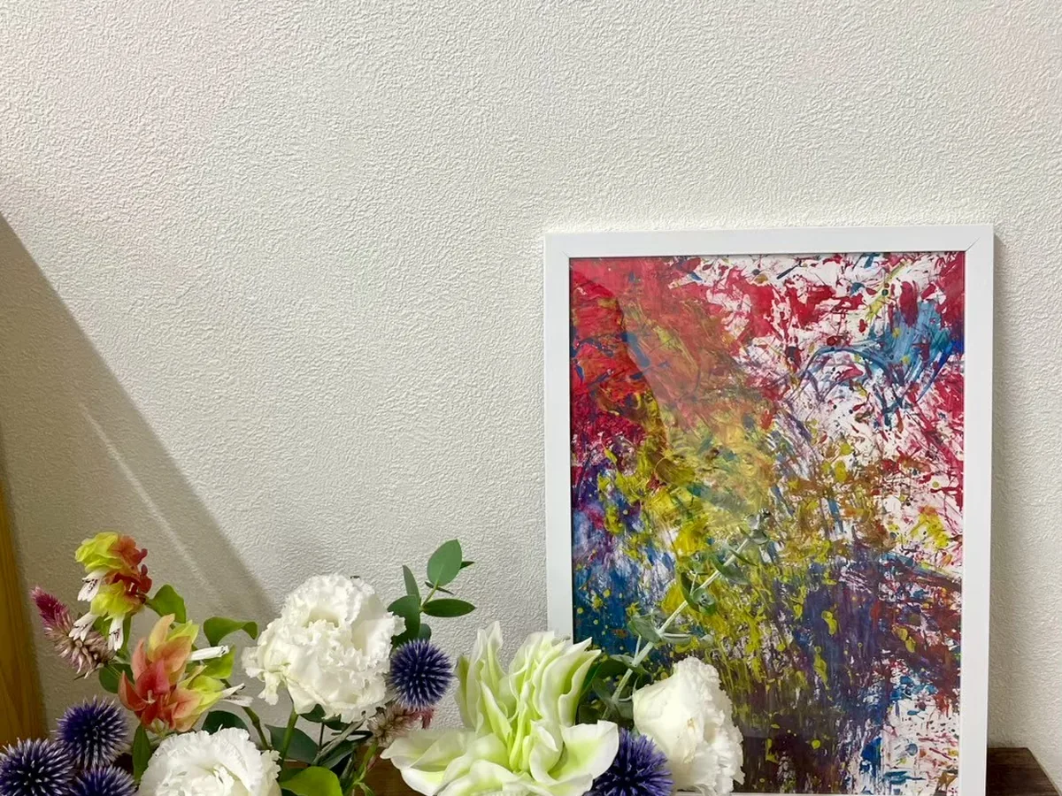 子どもの創作作品と花が飾られた室内の一角