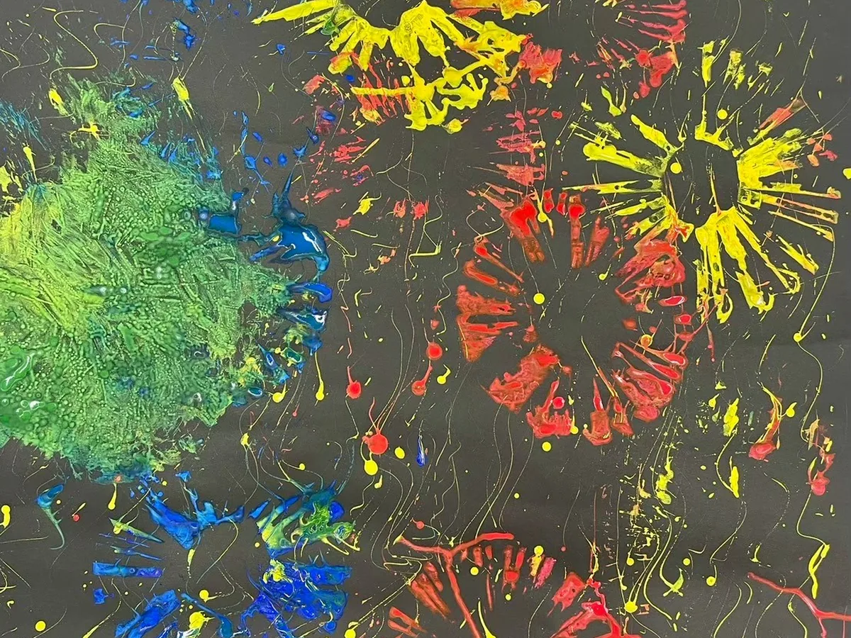 絵の具を使ったダイナミックな創作作品