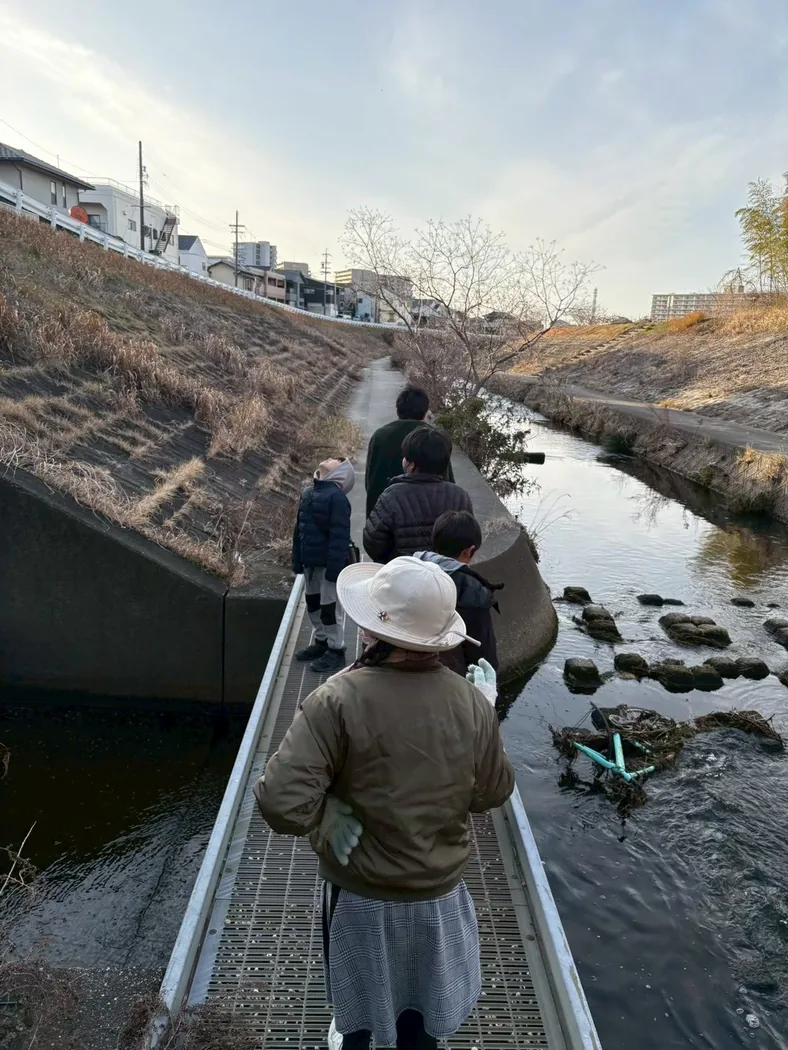 川沿いを歩きながら自然を観察する子どもたち