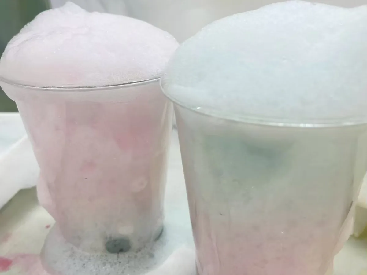 色のついた氷を使った感覚遊び
